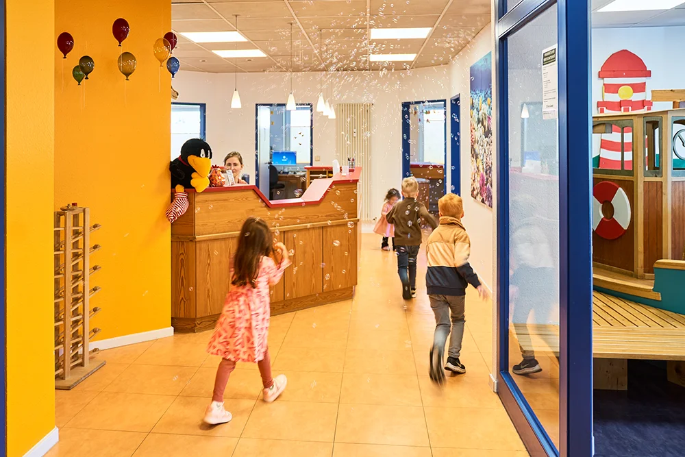 Kinderarztpraxis mit dem Schiff Empfang